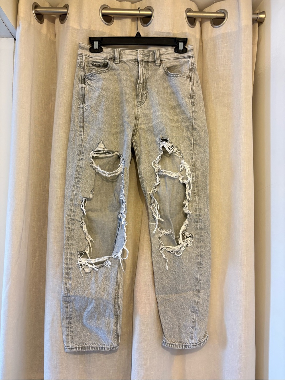 American Eagle Outfitters Light Gray Distressed Boyfriend Jeans